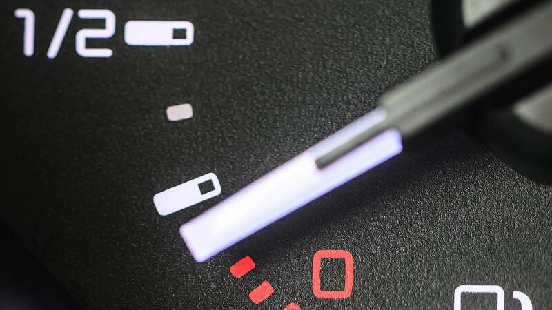 Selbst die gelehrtesten Köpfe sind uneins, ob die Ölkonzerne in Krisenzeiten tatsächlich über die Maßen an der Preisschraube drehen und so die Kundschaft ausnehmen. In Wahrheit geht es wie so oft um Symbolpolitik. Selbst die gelehrtesten Köpfe sind uneins, ob die Ölkonzerne in Krisenzeiten tatsächlich über die Maßen an der Preisschraube drehen und so die Kundschaft ausnehmen. In Wahrheit geht es wie so oft um Symbolpolitik.