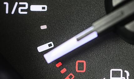 Selbst die gelehrtesten K&ouml;pfe sind uneins, ob die &Ouml;lkonzerne in Krisenzeiten tats&auml;chlich &uuml;ber die Ma&szlig;en an der Preisschraube drehen und so die Kundschaft ausnehmen. In Wahrheit geht es wie so oft um Symbolpolitik.