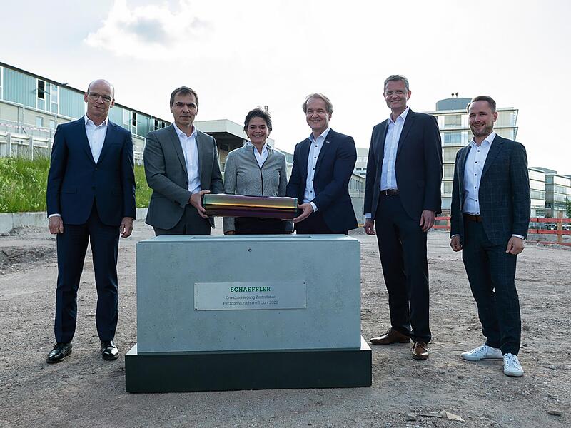 Prof. Dr.-Ing. Tim Hosenfeldt (Leiter Zentrale Forschung und Innovation & Corporate Competence Center Central Technologies), Uwe Wagner (Vorstand Forschung und Entwicklung), Sandra Köllner (Leiterin Corporate Real Estate Projects, Space Management...