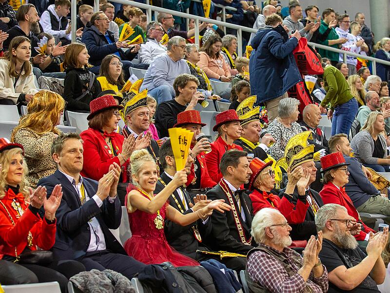 Unter den knapp 2000 Fans tummelten sich auch einige närrische Verkleidungen. Unter den knapp 2000 Fans tummelten sich auch einige närrische Verkleidungen.