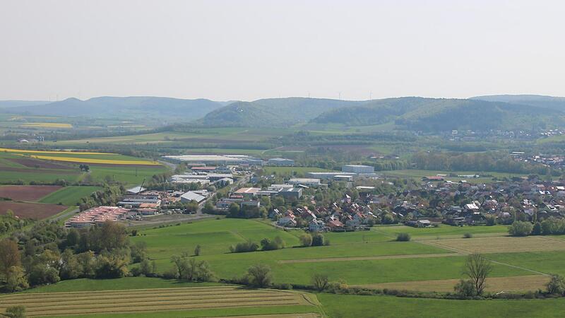 Blick vom Hammelberg auf Westheim mit Gewerbegebiet