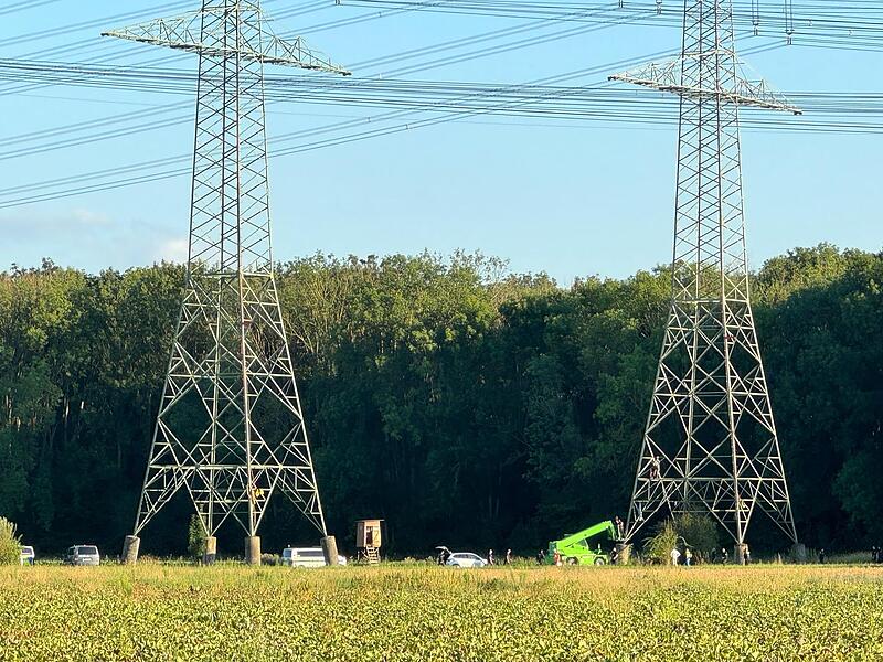 Einsatzkräfte der Polizei versuchen, den Pro-Atomkraft-Aktivisten vom Strommast zu holen. Einsatzkräfte der Polizei versuchen, den Pro-Atomkraft-Aktivisten vom Strommast zu holen.