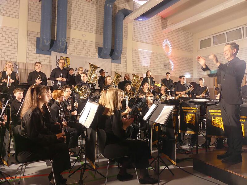 Dirigent Bj&ouml;rn Schnee (rechts) mit den Musikern in Puschendorf.