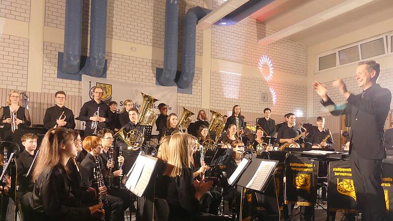 Dirigent Bj&ouml;rn Schnee (rechts) mit den Musikern in Puschendorf.