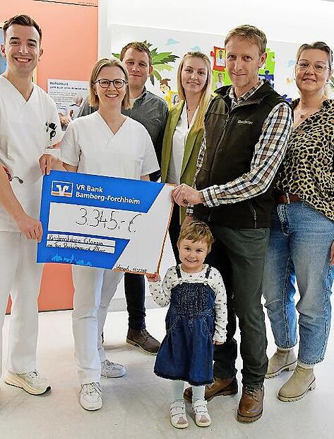 Oberärztin Dr. Nora Naumann-Bartsch (2. v. l) und ihr Kollege aus der onkologischen Tagesklinik, Dr. Emmanuel Nedoschill (l.), nahmen den Spendenscheck entgegen. Überbracht wurde er von Verena und Jörg Zehner (r.) sowie Anna und Johannes Rackelman... Oberärztin Dr. Nora Naumann-Bartsch (2. v. l) und ihr Kollege aus der onkologischen Tagesklinik, Dr. Emmanuel Nedoschill (l.), nahmen den Spendenscheck entgegen. Überbracht wurde er von Verena und Jörg Zehner (r.) sowie Anna und Johannes Rackelman...