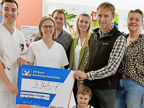 Ober&auml;rztin Dr. Nora Naumann-Bartsch (2. v. l) und ihr Kollege aus der onkologischen Tagesklinik, Dr. Emmanuel Nedoschill (l.), nahmen den Spendenscheck entgegen. &Uuml;berbracht wurde er von Verena und J&ouml;rg Zehner (r.) sowie Anna und Johannes Rackelman...