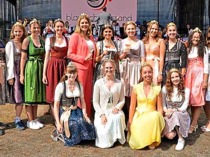 Zahlreiche Weinhoheiten sind bei der Eröffnungsfeier dabei. Zahlreiche Weinhoheiten sind bei der Eröffnungsfeier dabei.
