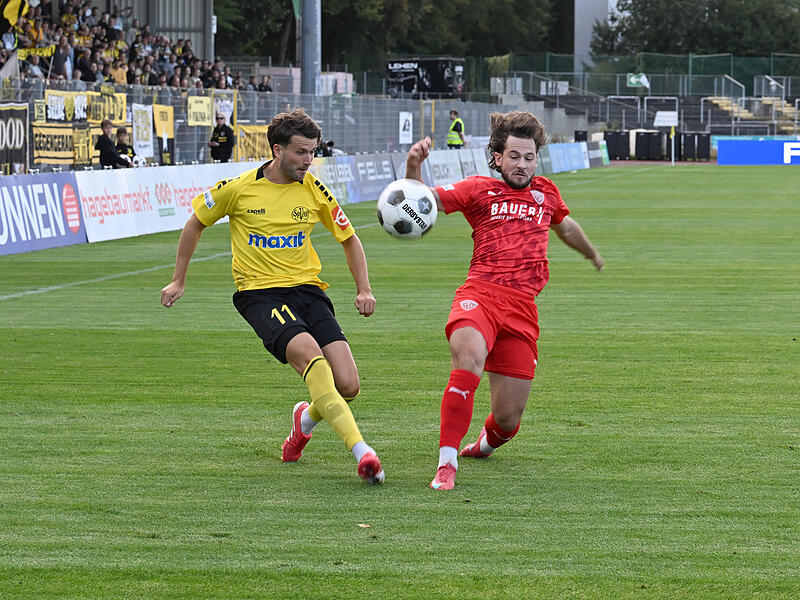 Der Pass des Bayreuthers Marco Stefandl (links) wird vom Buchbacher Tobias Heiland geblockt.