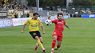 Der Pass des Bayreuthers Marco Stefandl (links) wird vom Buchbacher Tobias Heiland geblockt.