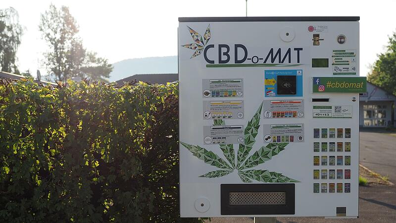 Auf dem Parkplatz des Fachhandels Crazy Fireworks steht ein neuer Automat. Hier sind Snacks, &Ouml;le und Mundsprays, die Cannabidol (CBD) enthalten, erh&auml;ltlich.