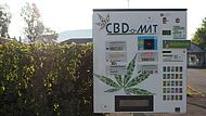 Auf dem Parkplatz des Fachhandels Crazy Fireworks steht ein neuer Automat. Hier sind Snacks, &Ouml;le und Mundsprays, die Cannabidol (CBD) enthalten, erh&auml;ltlich.
