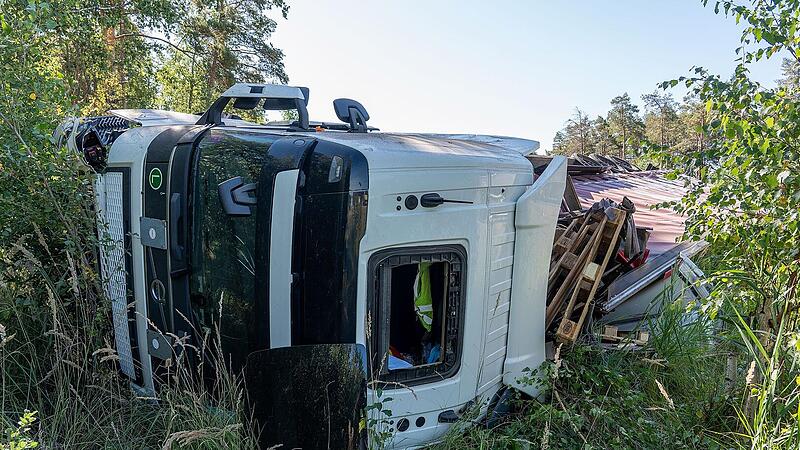 A73-Unfall bei Bamberg: Beladener Laster umgekippt - Fahrbahn gesperrt A73-Unfall bei Bamberg: Beladener Laster umgekippt - Fahrbahn gesperrt
