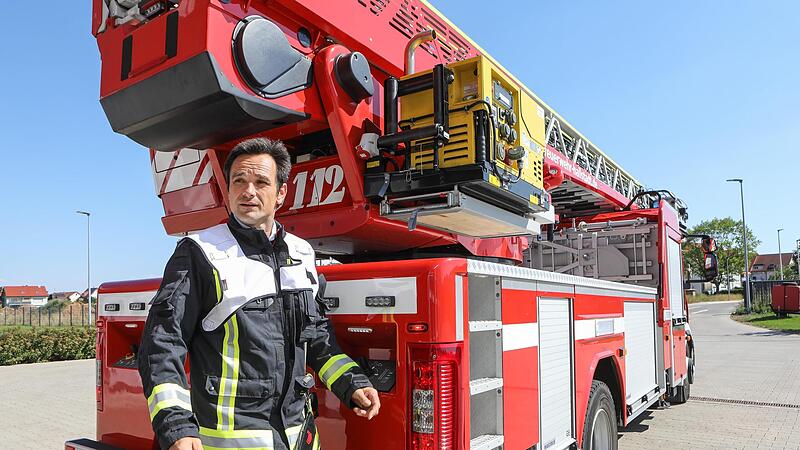 Thomas Renner, der  neue Kreisbrandrat für den Landkreis Bamberg, ist  von der Arbeit mit der Drehleiter begeistert.