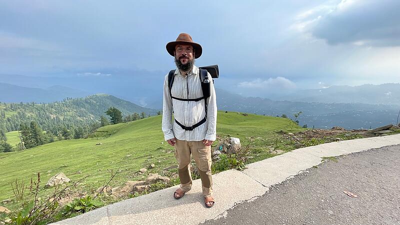 Emanuel Daneshi zu Fu&szlig; nach China