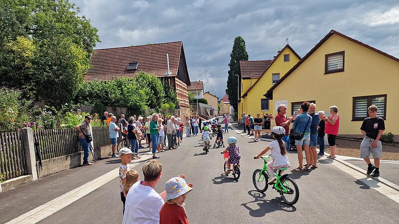 Die Kindergartenkinder erkundeten die frisch sanierte Ortsdurchfahrt in Aschach auf zwei R&auml;dern.