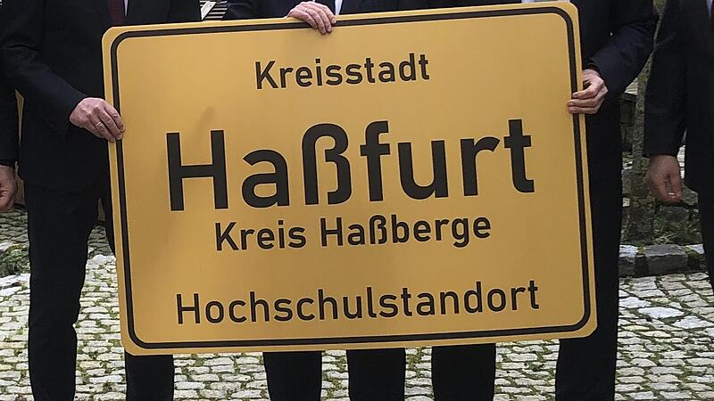 Haßfurt braucht jetzt neue Ortsschilder als Hochschulstadt.