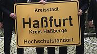 Haßfurt braucht jetzt neue Ortsschilder als Hochschulstadt.
