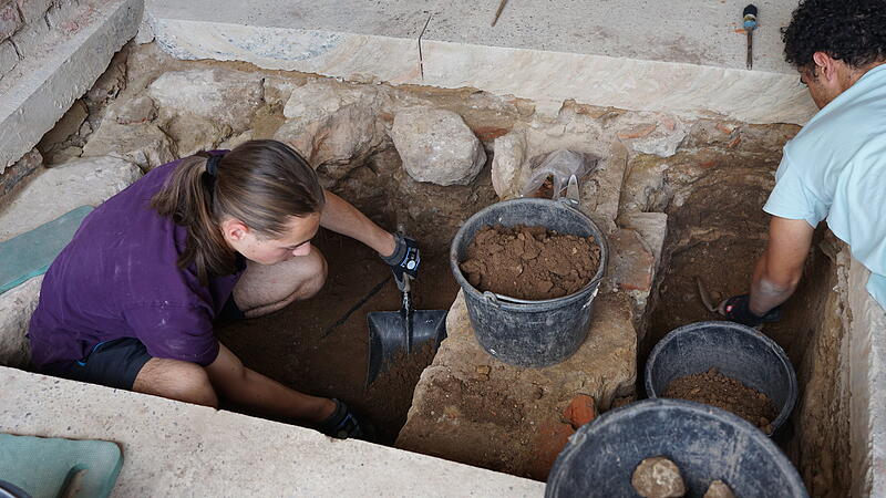 Mit vollem Einsatz untersuchen die Sch&uuml;ler die Ausgrabung in der Synagoge M&uuml;hlhausen.