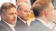 Elf Monate vor der Bundestagswahl setzen Kanzler Olaf Scholz, Minister Robert Habeck und FDP-Chef Christian Lindner auf Alleing&auml;nge.