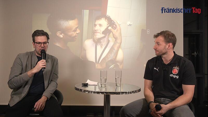 Anton Gavel (rechts) war bei FT Sport - Der Talk zu Gast. Der Trainer der Bamberg Baskets stellte sich den Fragen von Maximilian Glas, Leiter Digitalredaktion Sport.