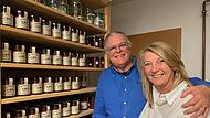 Patrick und Bettina Cox in ihrer Soßenküche in Walsdorf im Kreis Bamberg
