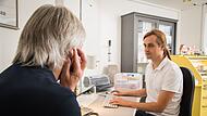 Patient klagt über Tinnitus beim HNO Arzt