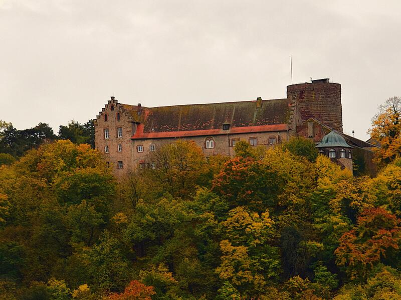 Eingebettet in Herbstfarben: Schloss Saaleck