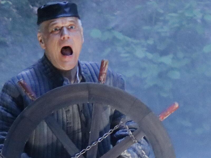 Der Steuermann (Reinhard Frank) flieht als einziger Überlebender aus dem Schiff.