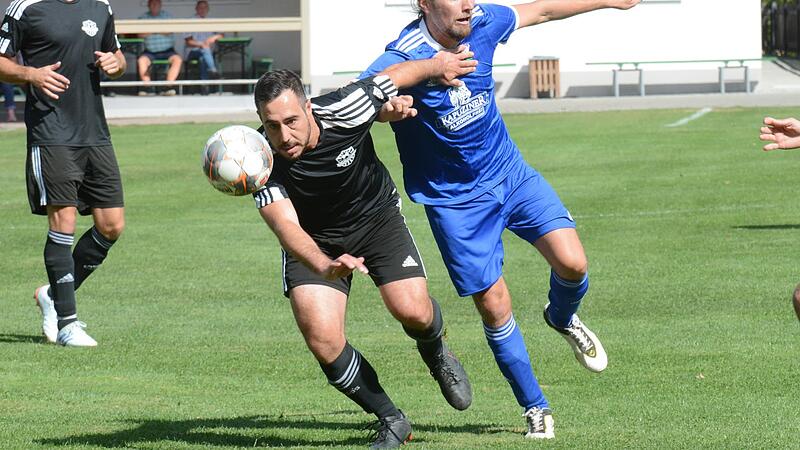 Unser Bild zeigt Sandro Cazzella (in Schwarz) in der Saison 2022/23 im Spiel gegen den FC WMP Lauertal in Weichtungen.
