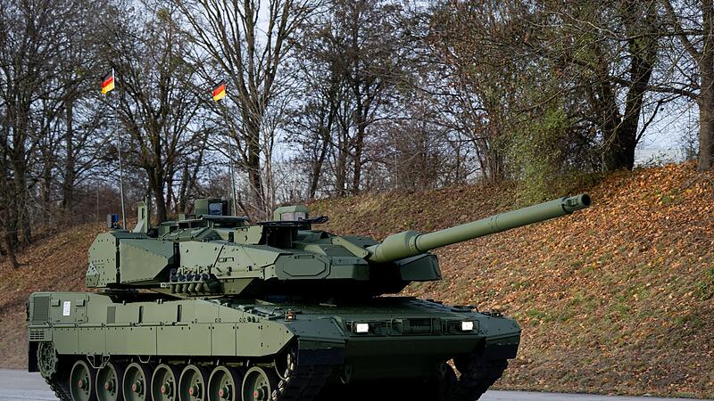 Roll-Out Leopard 2A8 und Panzerhaubitze 2000