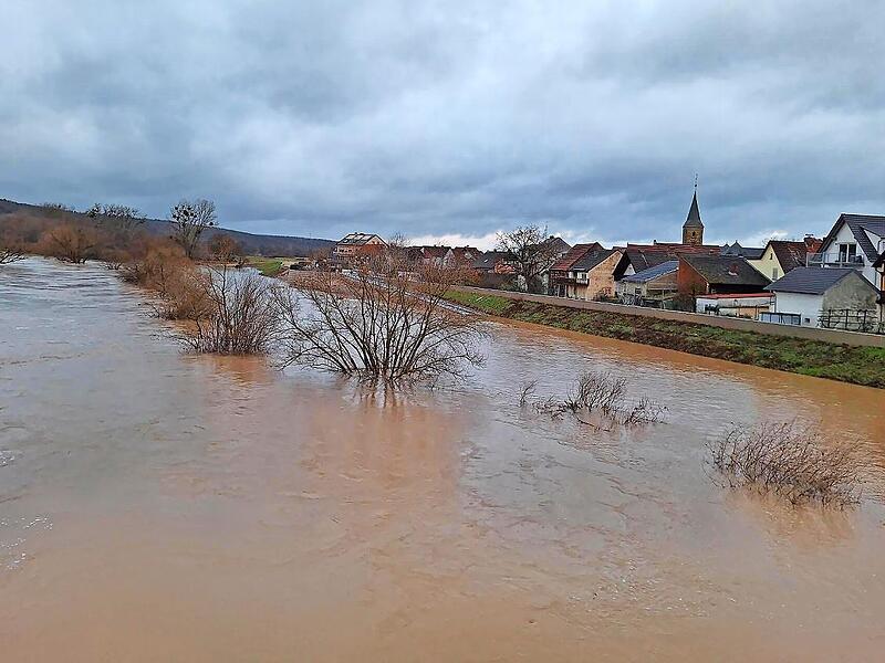 Die Gemeinde Kemmern hat ihren Schutz vor dem Hochwasser des Mains (Archivbild aus 2024) in den letzten Jahren deutlich verbessert. Das Acht-Millionen-Euro-Projekt ist kurz vor der Fertigstellung.
