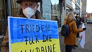 So wie alle Teilnehmer der Menschenkette fordert dieser Demonstrant – gut erkennbar – „Frieden für die Ukraine“.