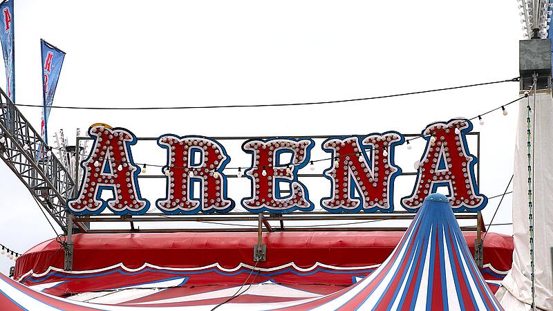Das Logo des Zirkus über dem Haupteingang. Das Logo des Zirkus über dem Haupteingang.
