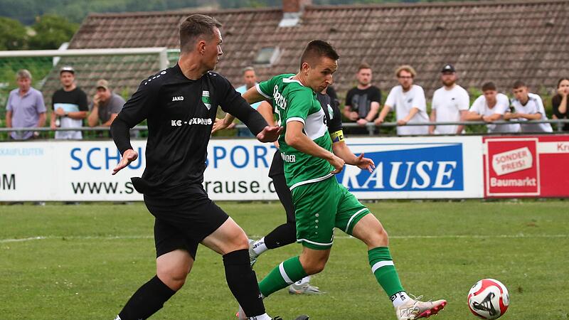 Am 23. Juli traten der FC Stockheim und der SV Friesen in der Bezirksliga West gegeneinander an &ndash; Friesen gewann 1:0. In dieser Szene kommt der Friesener Thomas Gerold nur sechs Meter vor dem Tor zum Torschuss, kann aber Stockheims Keeper Max Lifk...