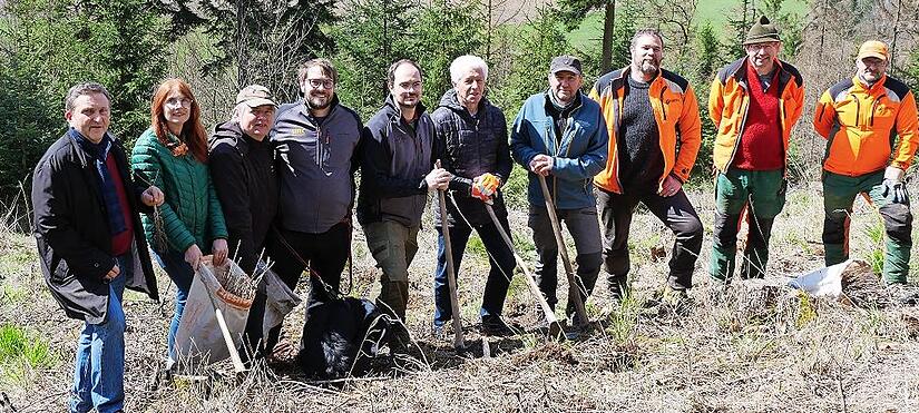 Sie setzen sich gemeinsam aktiv für ein gesundes Ökosystem Wald ein: von links Gerhard Löffler, Gudrun Clausen, Frank Sieg, Lukas Clausen, Johannes Clausen, Roland Pompe, Tassilo Haderlein, Daniel Kraus, Herbert Förtsch und Danilo Eichhorn.