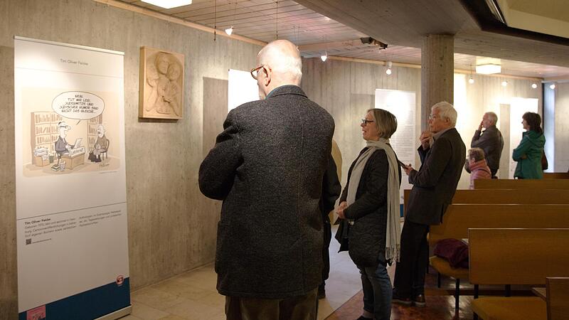 Besucher betrachten die Exponate.Forchheim & Fränkische Schweiz Besucher betrachten die Exponate.Forchheim & Fränkische Schweiz