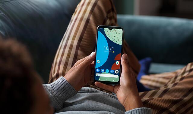Das Fairphone 4 mit etlichen konfliktfreien Rohstoffen gibt es ab 549 Euro.