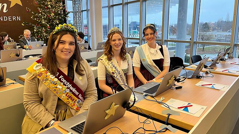 Die Forchheimer Bierkönigin Luisa I., die fränkische Kirschenkönigin Lena I. und die bayerische Meerrettichkönigin Janina I. sitzen heute am Telefon der BR Sternstunden in Nürnberg.Forchheim & Fränkische Schweiz Die Forchheimer Bierkönigin Luisa I., die fränkische Kirschenkönigin Lena I. und die bayerische Meerrettichkönigin Janina I. sitzen heute am Telefon der BR Sternstunden in Nürnberg.