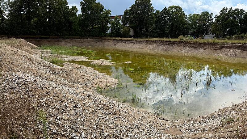 Das ist kein neuer Badesee: Aus dieser Baugrube sollte einmal das Forchheimer Philosophenviertel sprie&szlig;en. Stattdessen gehen Stadt und Investor nun vor Gericht.