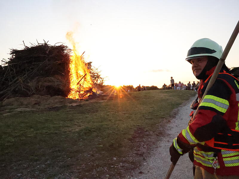 In voller Montur &uuml;berwachte die Feuerwehr das Johannisfeuer.