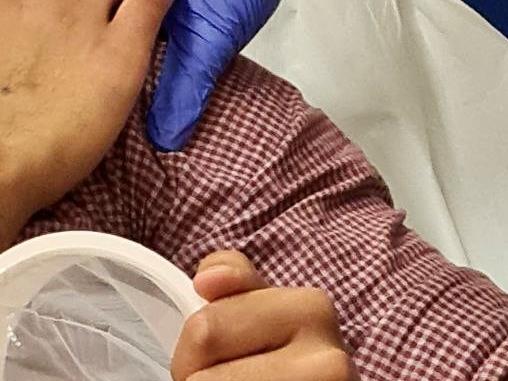 Manchmal hilft eine Hand - Betreuung eines Patienten auf der Bergwache des BRK.