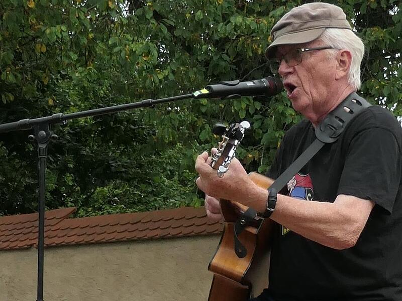 Der singende Korbmachermeister Gerd Backert aus Bad Staffelstein bevorzugt Stücke in Mundart.
