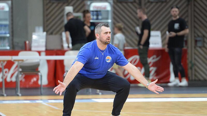 So simpel kann Verteidigen sein: Patrick Seidel, in Jugendzeiten selbst ambitionierter Basketballer, macht es vor.