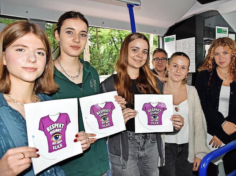 Die Schülerinnen Isabelle, Amy, Hella, Elisa und Clara haben im Kunstunterricht bei Andreas Schobert ein Projekt erarbeitet und eine Sticker-Aktion gestartet; sie finden: „Respekt beginnt mit dem Blick“