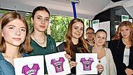 Die Schülerinnen Isabelle, Amy, Hella, Elisa und Clara haben im Kunstunterricht bei Andreas Schobert ein Projekt erarbeitet und eine Sticker-Aktion gestartet; sie finden: „Respekt beginnt mit dem Blick“