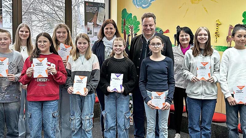 Strahlen um die Wette (von links): Leon Sch&uuml;tz, Nicole Market (stellvertretende Leitung Stadtb&uuml;cherei), Nele Sophie Schweizer, Emma Hahn, Marlene W&auml;nke, Kerstin Zapf (Jurymitglied), Frieda Heinl (Siegerin des Wettbewerbs), Oberb&uuml;rgermeister Ingo L...