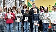 Strahlen um die Wette (von links): Leon Schütz, Nicole Market (stellvertretende Leitung Stadtbücherei), Nele Sophie Schweizer, Emma Hahn, Marlene Wänke, Kerstin Zapf (Jurymitglied), Frieda Heinl (Siegerin des Wettbewerbs), Oberbürgermeister Ingo L...
