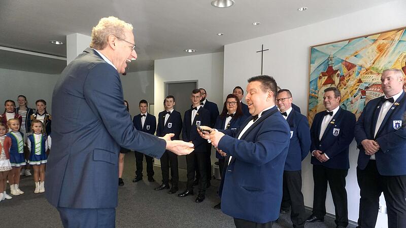 Da ist er! B&uuml;rgermeister German Hacker bekam von Ralph Amrehn den Schl&uuml;ssel f&uuml;rs Rathaus zur&uuml;ck.
