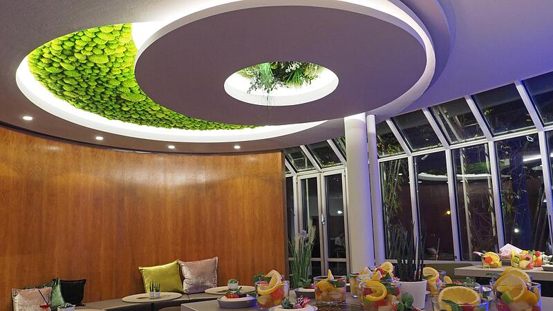 Gr&uuml;ner Blickfang im Eingangsbereich: An der Decke des neugestalteten Restaurants im Kongresshaus befindet sich Moos und Gras.