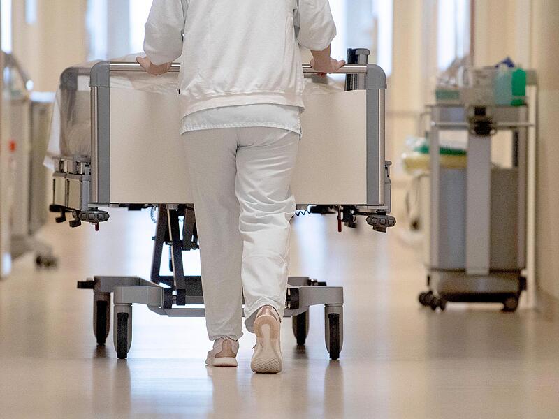 Die Bayerische Krankenhausgesellschaft sieht vor allem kleine Kliniken in Gefahr.